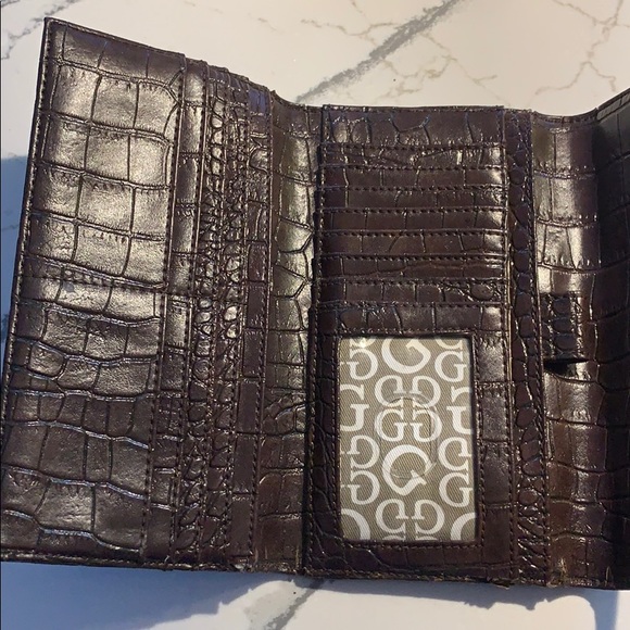 Ladies Guess Wallet - Picture 7 of 7